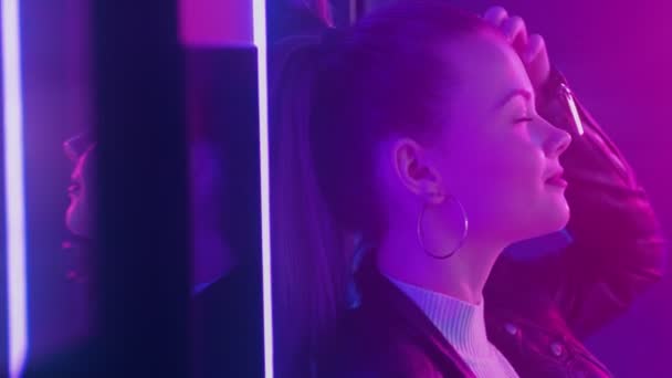 Neon licht portret ontspannen tiener meisje paars gloed — Stockvideo