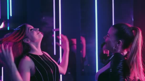 Neon Girls amüsierten Freundinnen tanzen Nachtclub — Stockvideo