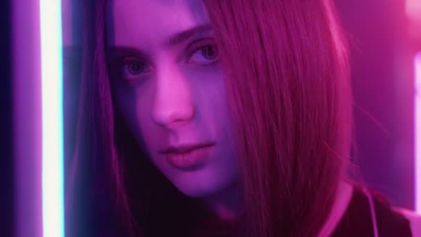 Портрет неонової дівчини жіноча скромність сором'язлива жінка рожевий — стокове відео
