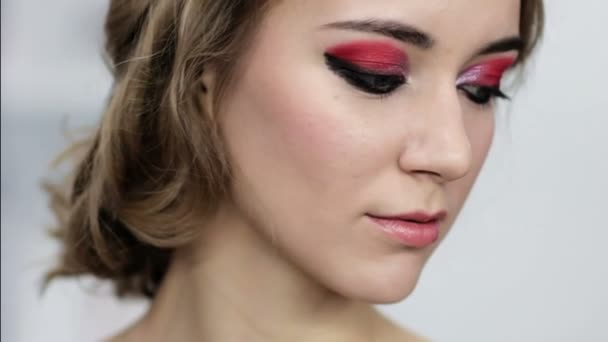 Make-up art žena krása žena červené oční stíny — Stock video