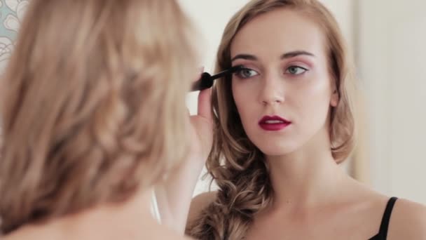Maquillaje decorativo productos cosméticos rímel de mujer — Vídeo de stock