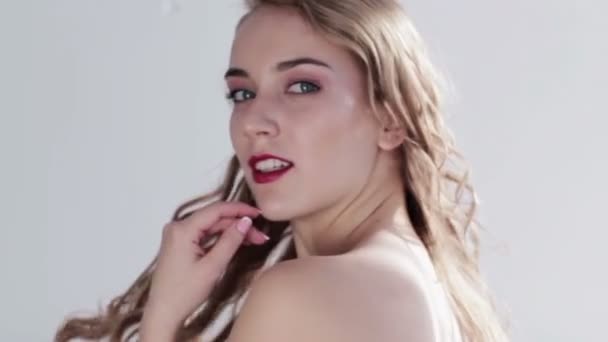 Haarbehandeling schoonheid wellness vrouw vloeiende sloten — Stockvideo