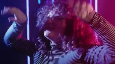 Neon ışıklı portre retro parti kızı dans eden parıltı