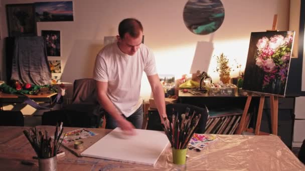 Artista estilo de vida hombre lugar de trabajo creación pintura — Vídeo de stock