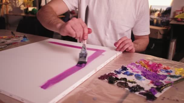 Schilderen hobby mannelijke kunstenaar paarse lijnen borstel — Stockvideo
