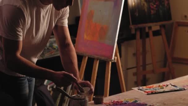 Contemporary art inspired man splattering paint — Stock Video