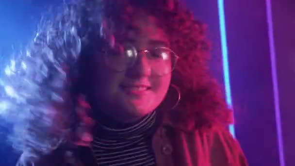 Neon menina retrato 80s disco divertido mulher dançando — Vídeo de Stock