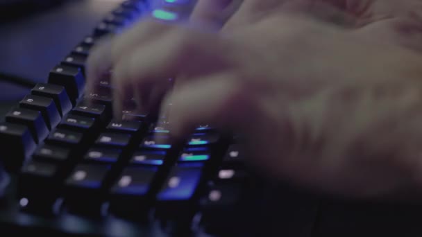 Программист рутинный проект крайний срок руки клавиатуры — стоковое видео