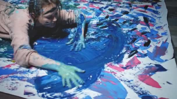 Kunst-Wahnsinn geboren, um besessene Frau zu malen — Stockvideo