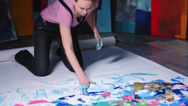 Kunst therapie kracht van ambachtelijke vrouw vinger schilderen — Stockvideo