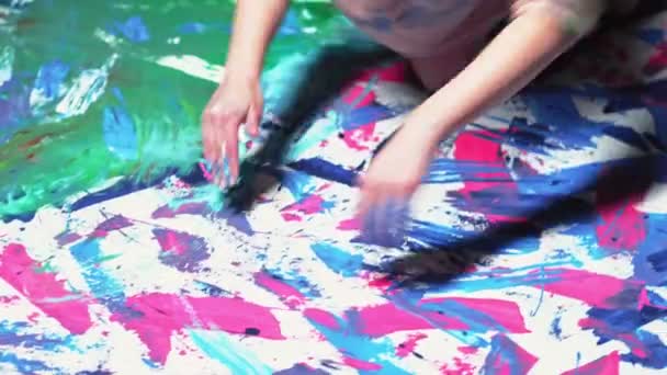 Painting therapy woman creating abstract artwork — Stock Video