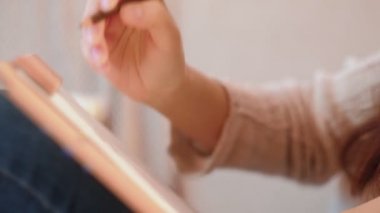 Sanat okulu yaratıcı mesleği kadın el çizimi