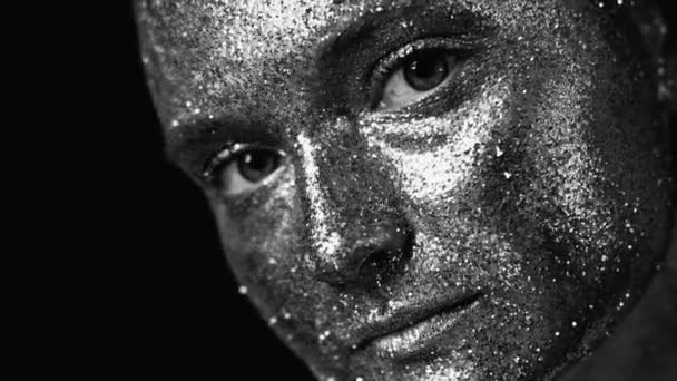 Glitter make-up vrouw zilver sprankelende gezicht huid — Stockvideo