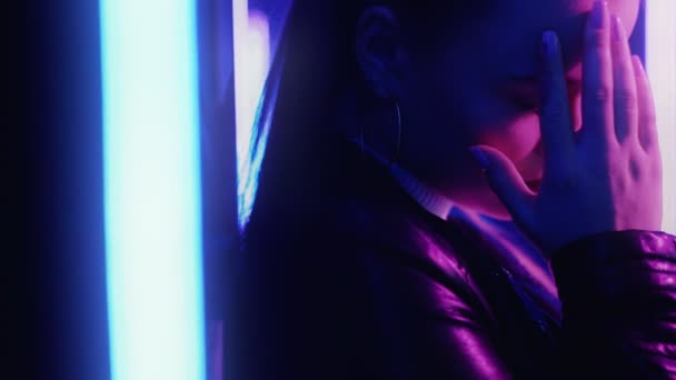 Neon žena portrét nejistý zahanbený dospívající dívka — Stock video