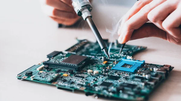 Diagnóstico de hardware de ciência eletrônica solda — Fotografia de Stock