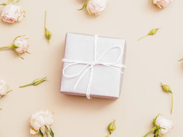 Women day present silver gift box pink roses — Stockfoto