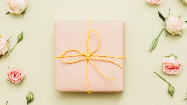 Ünnep ajándék nők nap gratuláció ajándék doboz — Stock Fotó