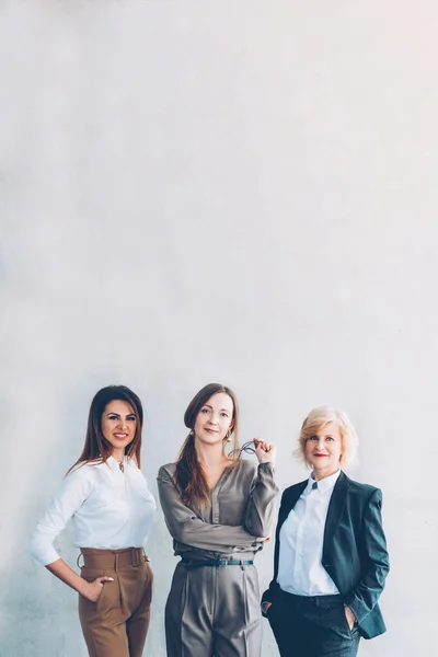Empresa orientada a la mujer tres mujeres de negocios — Foto de Stock