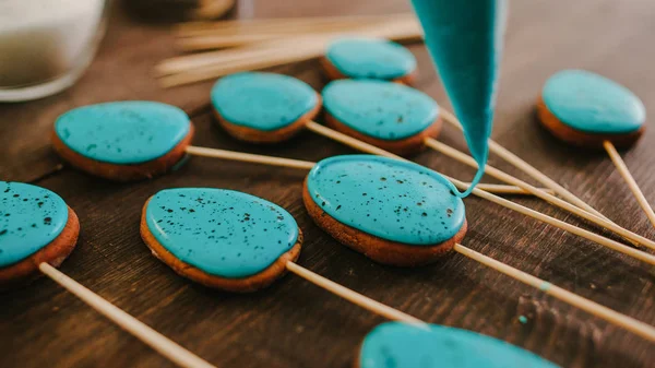 Festliche kulinarische hausgemachte Osterkekse Sahnehäubchen — Stockfoto