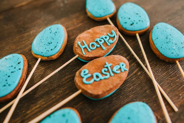 Boldog húsvéti ünnepi édességek torta pops kék cukormáz — Stock Fotó