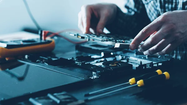Electronics repair shop male engineer laptop — 스톡 사진