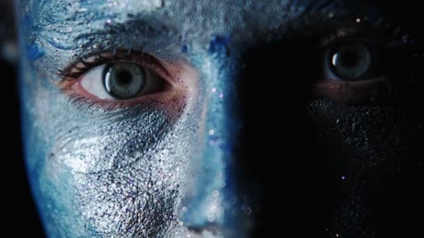 Kreatives Make-up Frau Gesicht blaue Glitzerfarbe Augen — Stockvideo