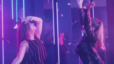 Neon kadınlar dans partisi mutlu bayan arkadaşlar eğlence