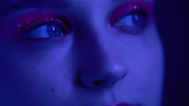 Блеск моды макияж женщины глаза неоновый синий свет — стоковое видео