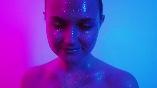 Glitter art amused woman sparkling face body skin — Stock Video