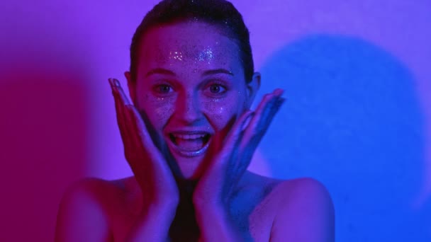 Néon lumière portrait amusé femme peau brillante lueur — Video