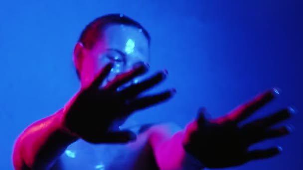 Model renkli ışıklandırma kadını dans eden mavi parıltı — Stok video