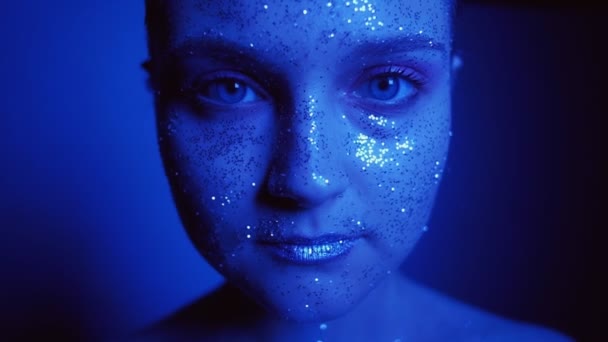 Νέον φως πορτρέτο γυναίκα glitter πρόσωπο μπλε λάμψη — Αρχείο Βίντεο