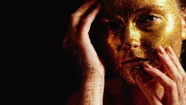 Glitter art portrait woman shiny golden face — Stock Video