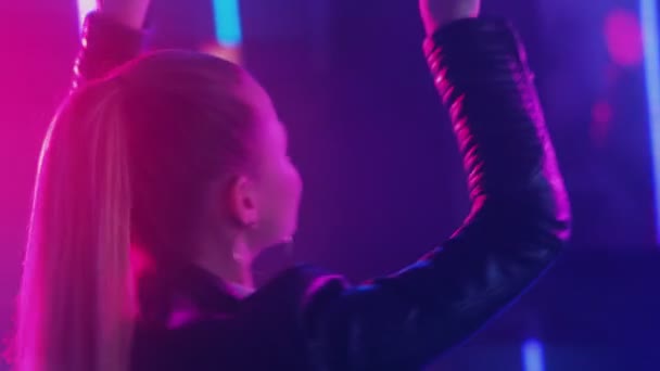 Neon ragazza notte ritmo donna danza viola luci — Video Stock