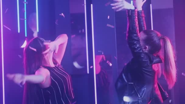 Neon kadınlar dans partisi mutlu bayan arkadaşlar eğlence — Stok video