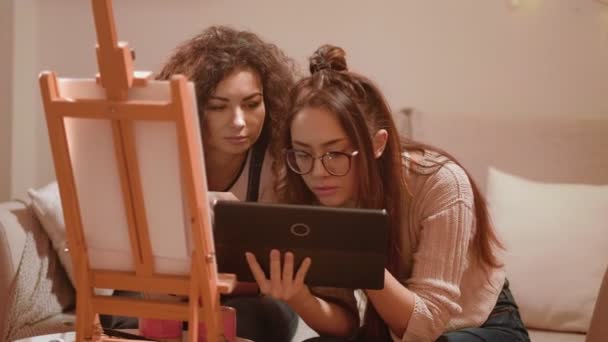 Online schilderen cursus vrouwen kijken tablet — Stockvideo