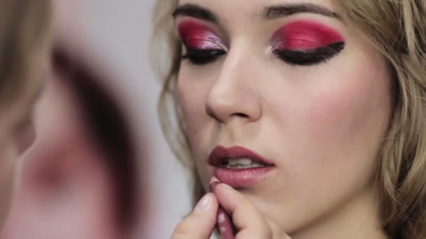Maquillaje festivo artista contorneando labios de mujer trazador de líneas — Vídeos de Stock