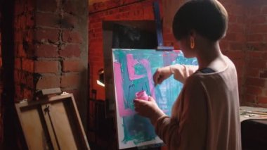 soyut sanat eserleri üreten hobi kadın.