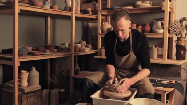 Ceramic art skilled man molding clay potter wheel — Stok video