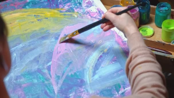 Rilassante arte stress sollievo donna godendo pittura — Video Stock