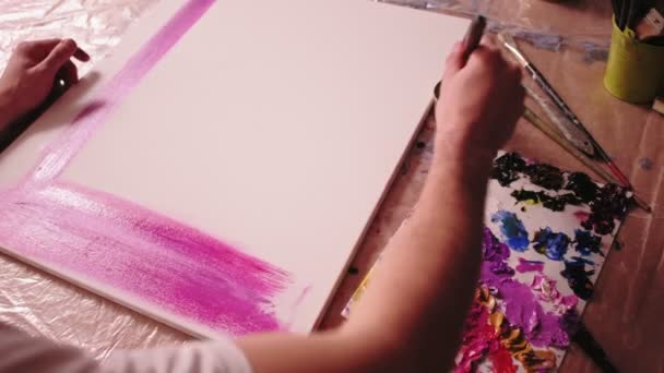 Клас малювання чоловічий художник створює пензлик для малювання — стокове відео