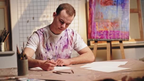 Artista estilo de vida inspirado hombre dibujo lápiz — Vídeos de Stock