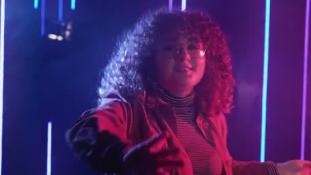 80s estilo chica disco fiesta feliz mujer bailando — Vídeos de Stock