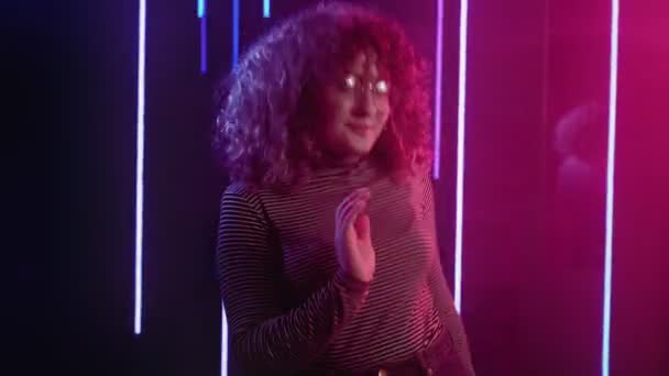 80s dance party girl enjoying music neon glow — Stock Video
