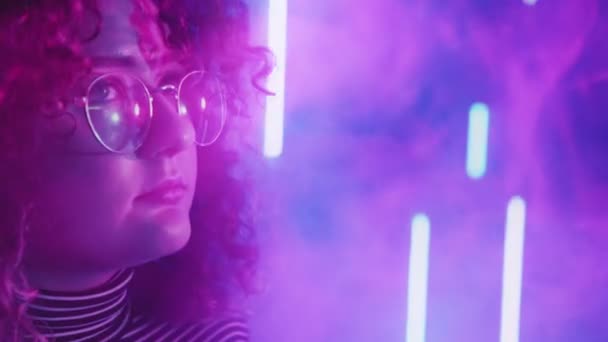 Neon light portrait girl curly hair color fume — Stock video