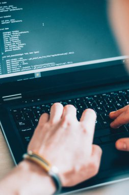 yazılım geliştirme erkek programcı kod dizüstü