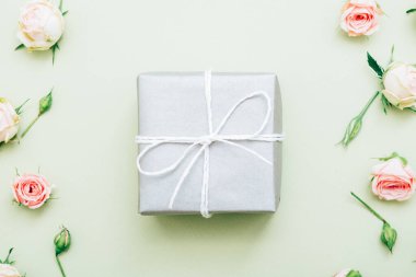 bayram hediyesi. Şenlik için sürpriz hediye kutusu.