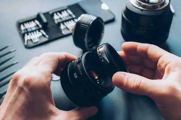 Expertise op het gebied van elektronische apparatuur fotocamera lens — Stockfoto