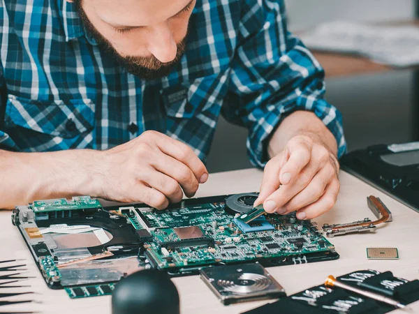 Elektronikai javítóműhely szétszerelt laptop — Stock Fotó
