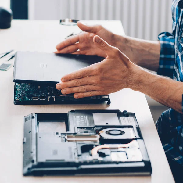 Técnico de componentes de laptop de manutenção de computador — Fotografia de Stock